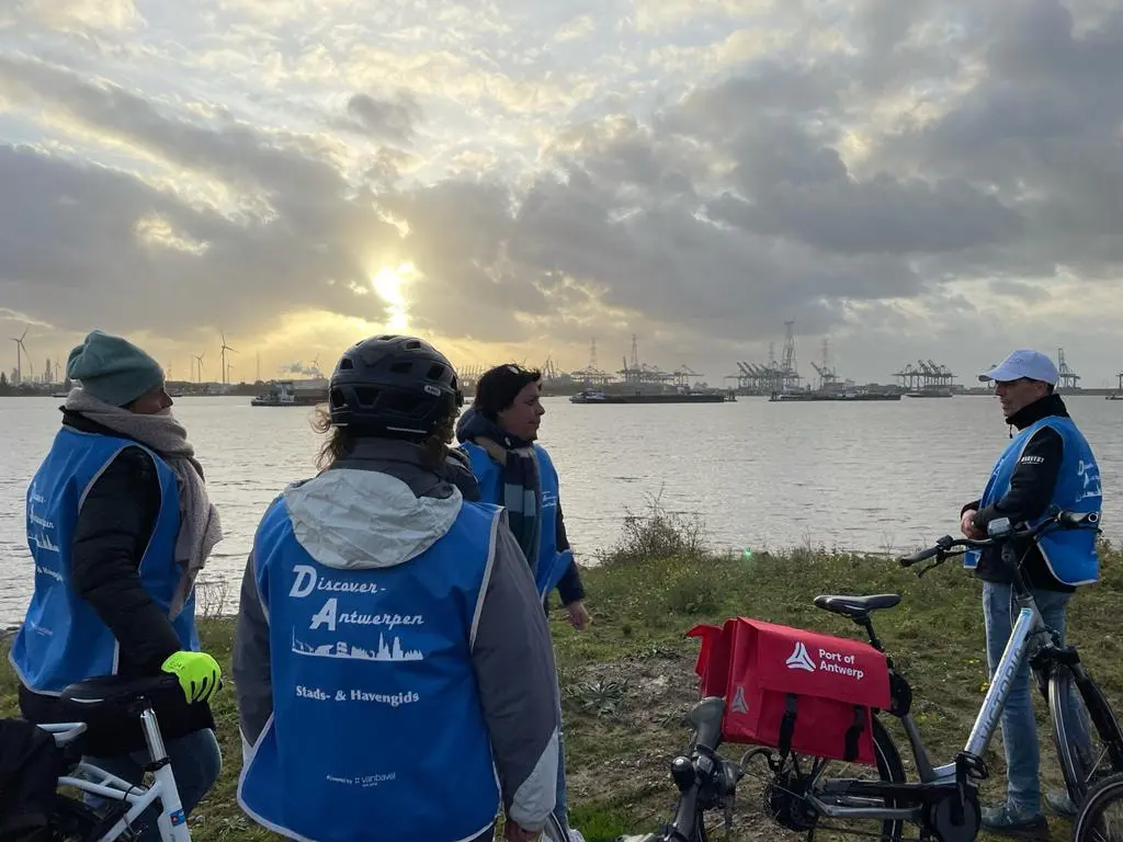 Op de fiets door een Wereldhaven