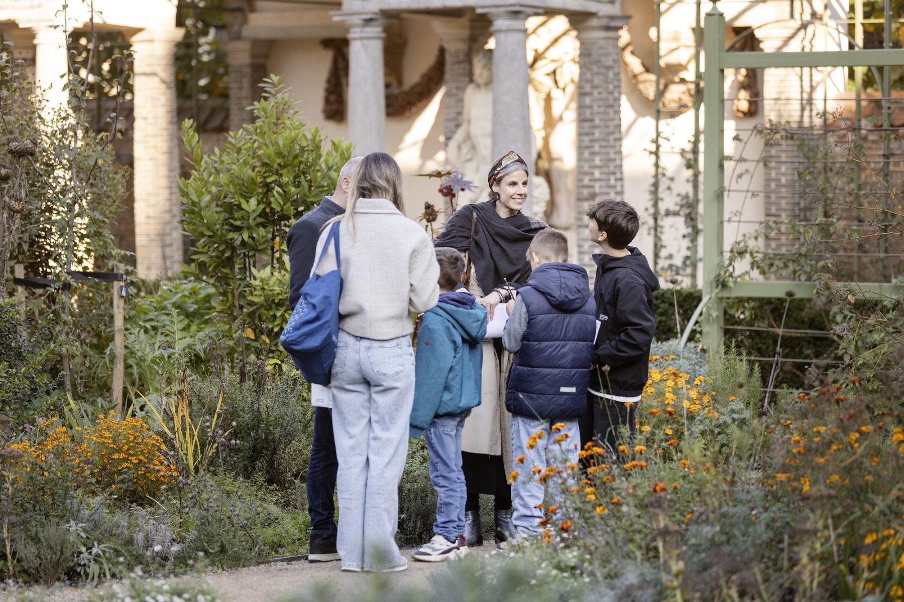 Met je familie en gids in de tuin