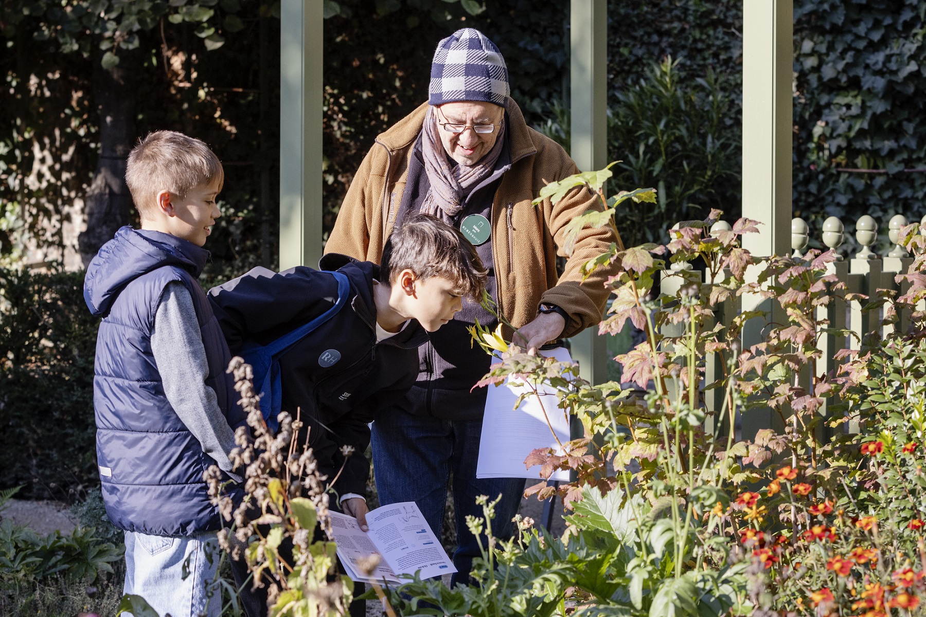 Met je familie en gids in de tuin