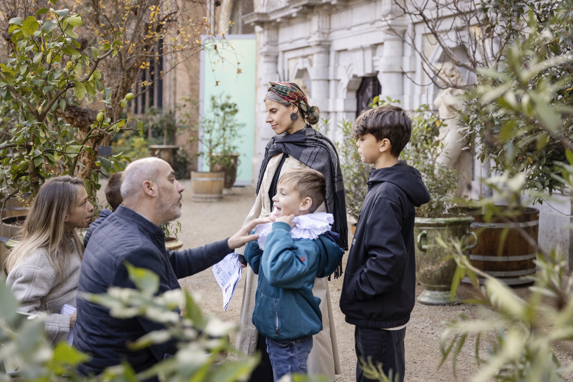 Met je familie en gids in de tuin